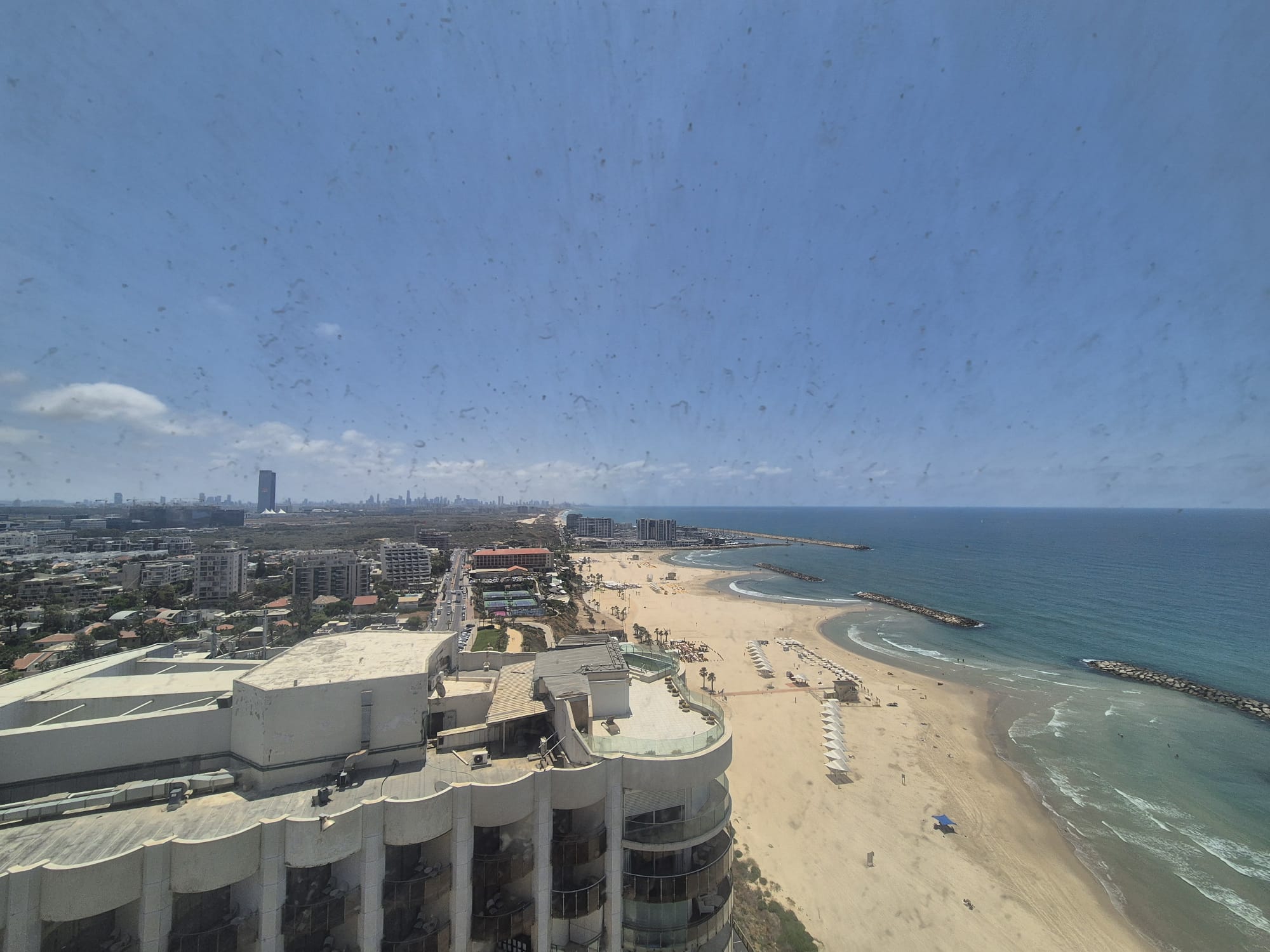 מלון דניאל פנטהאוז בקומה 18 להשכרה בהרצליה פיתוח דירת פנטאוז מכורים בבניין מלוניי 215 מ"ר 4 חדרים משופץ מאדריכל ברמה מאוד גבוה מושקעת מרוהטת קומפלט נו - Image 2