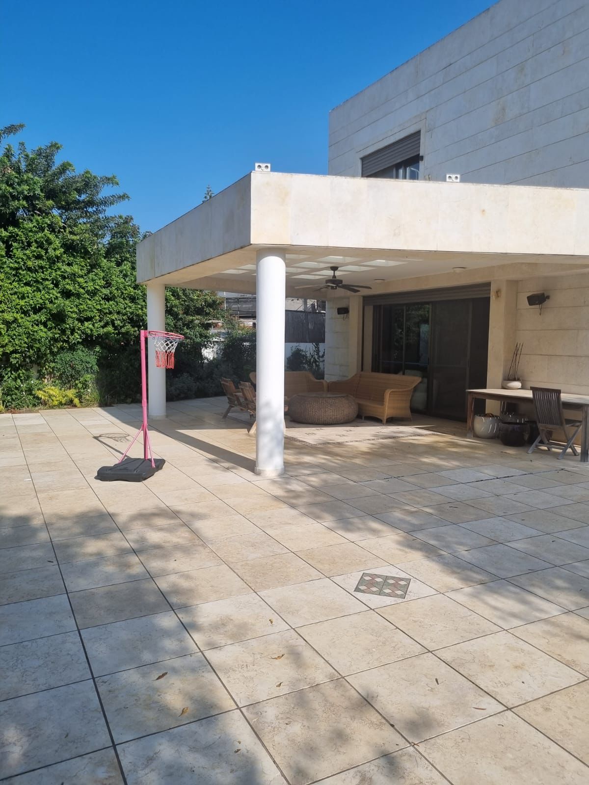 להשכרה בהרצליה פיתוח 5 חדרים מרתף חדרים וממד כ 500/750 מ״ר 2 חניות מקורות, גינה גדולה, שקט מחיר מבוקש להשכרה : 30,000 שח - Image 3