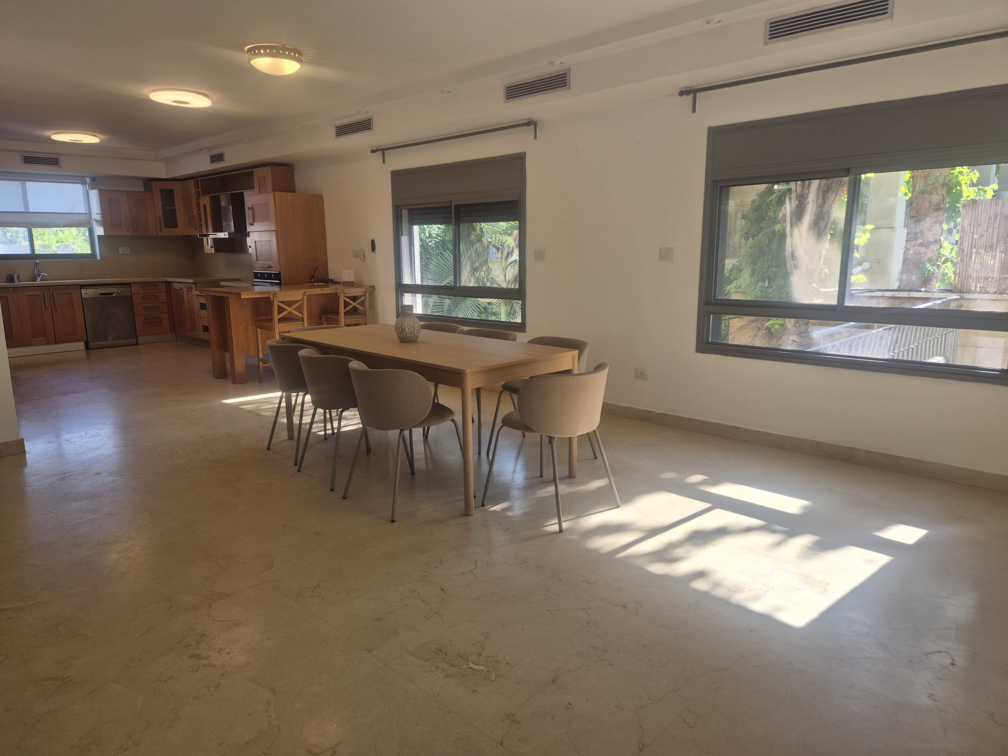 להשכרה בהרצליה פיתוח בית טוסכני עם בריכה ברחוב שקט ופסטורלי 4 סוויטות מרתף עם דירה נפרדת עם כניסה נפרדת מעלית בריכה מחוממת 27.000 ש"ח לשנה שנה - Image 2